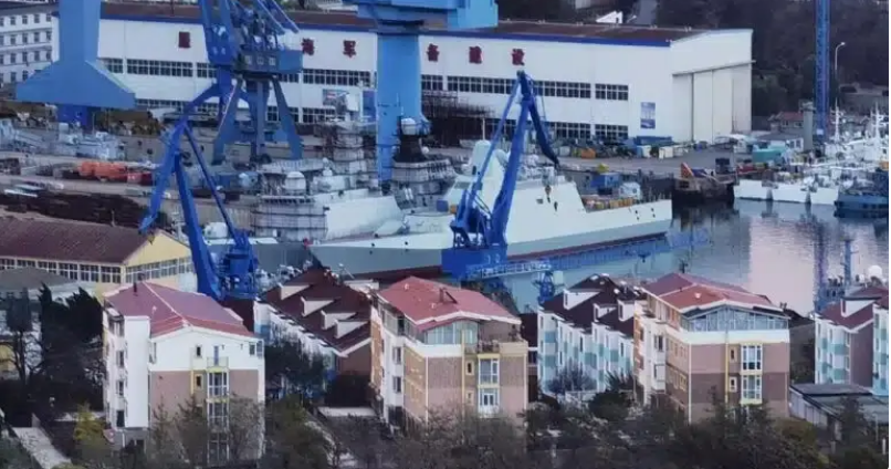 中国全新超隐形护卫舰现身，迭代速度让美媒震惊，将全面取代056型轻护？