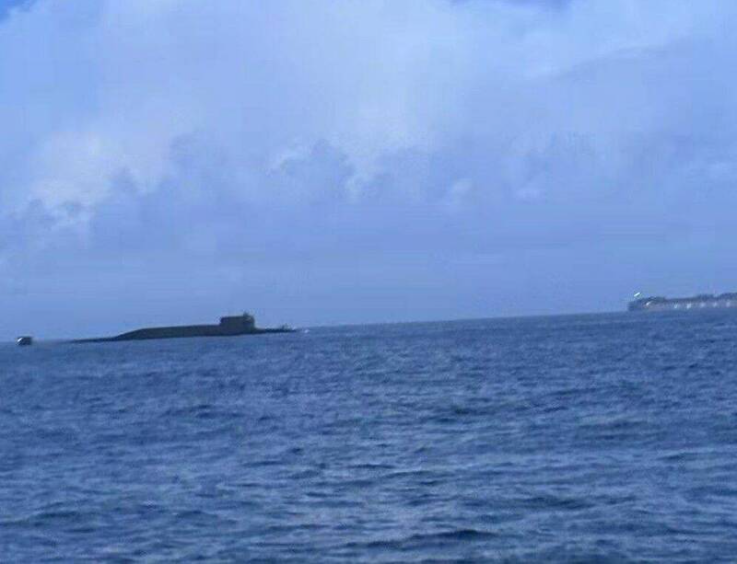 突发！解放军094A战略核潜艇在“台海中线”上浮