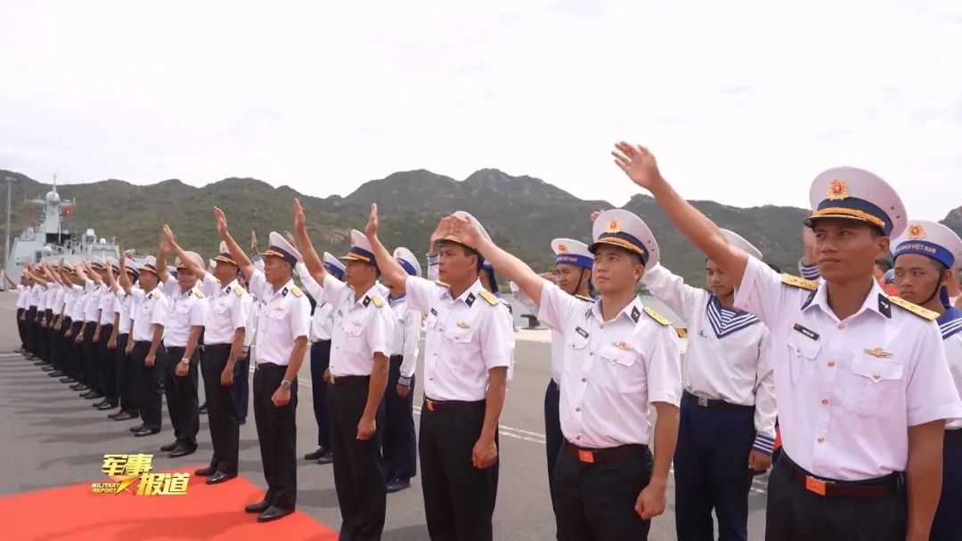 威武！中国海军舰队进入“越南金兰湾”