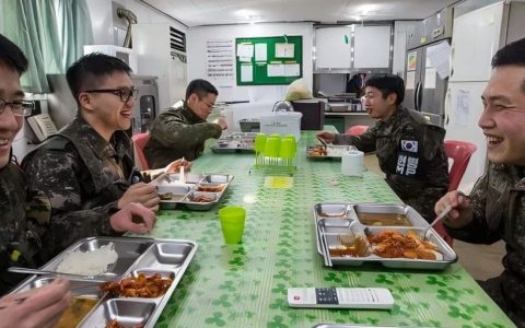 韩军喜迎伙食改革：当年饭补不如监狱囚犯，现在餐标不及产后母猪